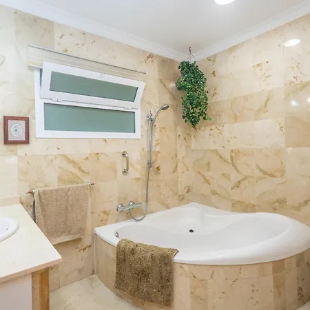 Dom wakacyjny The Red House - 3br With Private Terrace *